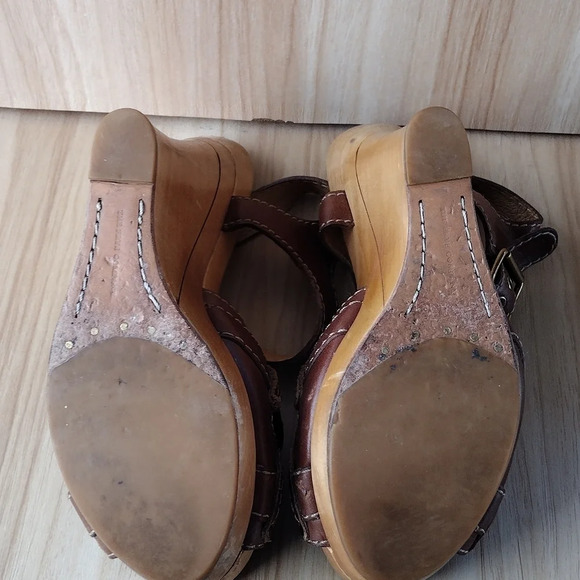 Frye Women’s June T Straps Brown Leather Wooden Wedge Sandals Size 7.5 - Picture 6 of 8